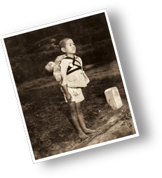 焼き場に立つ少年